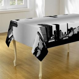 Weiße Anti-Fleck-Tischdecke mit schwarzem Aufdruck der Skyline von New York.