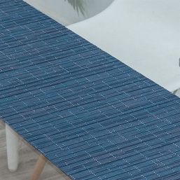 Chemin de table bleu aspect bambou, vinyle tissé antitache lavable et déperlant | Nappes françaises