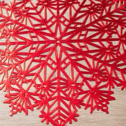 Placemat anti-stain vinyl round red snowflake | Franse Tafelkleden